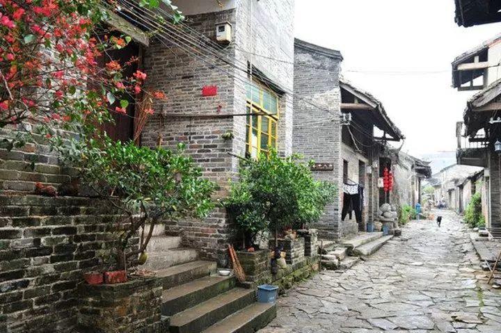 记者：巴萨球员对哈维离任的决定感到震惊和沮丧